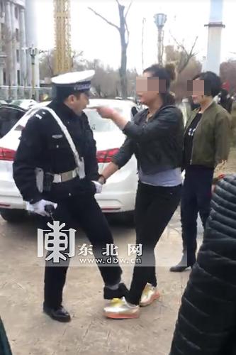 东北两女子霸道违停 先抢罚单再掌掴交警被拘留