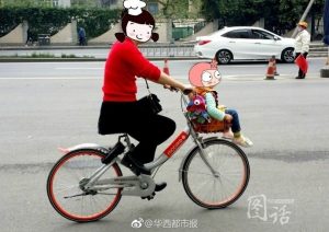 共享单车"花式载人"不要命：坐车筐 站链条盖(图)