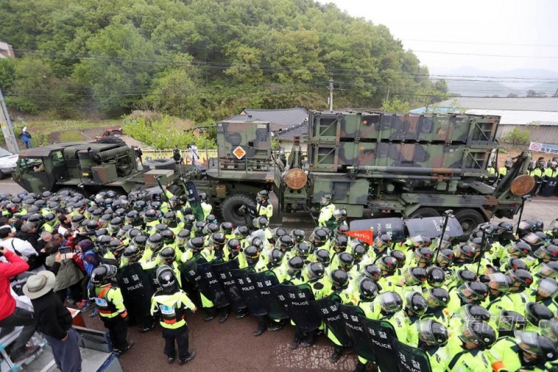 韩国开始全面部署“萨德” 爆警民冲突(高清组图)