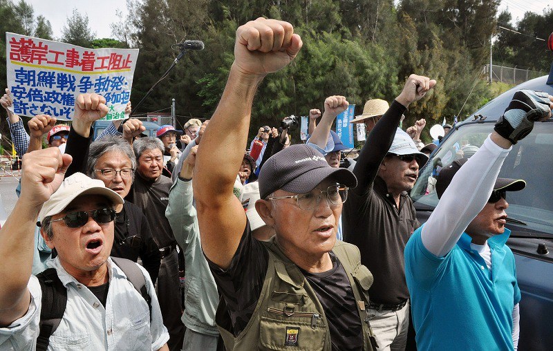 日本填海为美建基地 民众乘皮划艇与警方对峙(图)