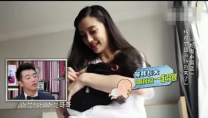 黄晓明儿子出镜！Baby抱娃姿势像模像样 (组图)