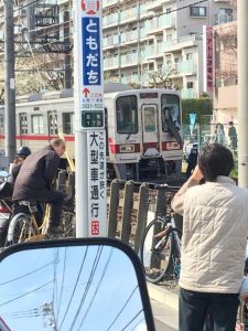 日本男子跳轨自杀没死成 却把火车司机砸伤了(图)