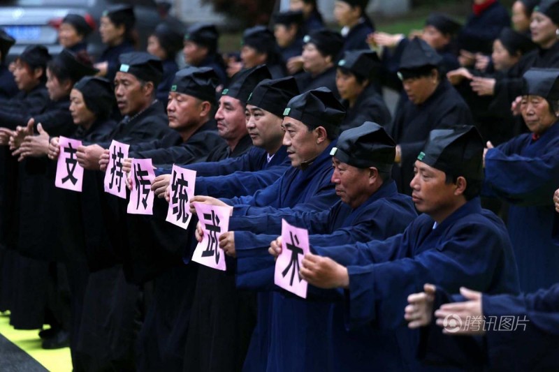 道士冒雨组人墙支持太极 为中华武术正名(组图)