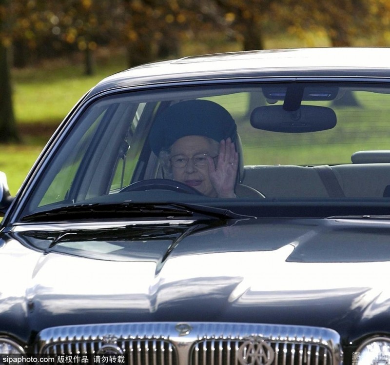 真正的老司机！英女王70多年驾龄 还是无照驾驶