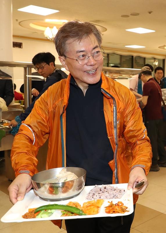 韩国新任总统文在寅到员工餐厅用餐 餐厅吃惊