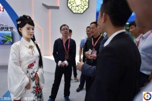 中国机器人美女佳佳淡妆参会 小伙贴身守护(图)