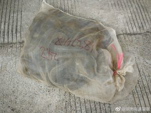 吓死人！湖南一大客车里非法装了100箱蛇