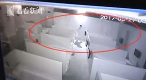 男子夜宿浴场下体疼痛称被性侵 监控拍下鬼祟身影