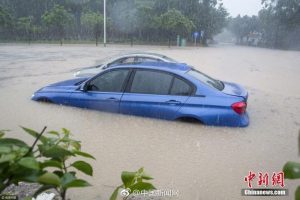 广州突降特大暴雨 轿车几乎被淹没 (高清组图)