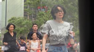 王菲李嫣出门聚餐 母女俩小蛮腰抢镜(组图)