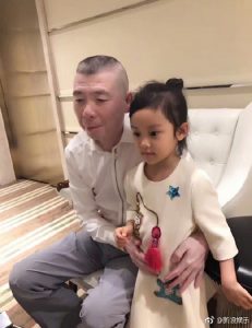 王中磊女儿和baby同框，却忘记帮baby的眼睛p图了