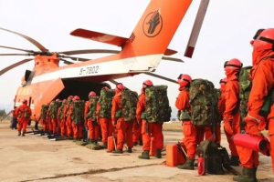 大兴安岭林火空中撤离：巨无霸首载140人创纪录