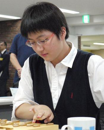 日本女棋手15岁出道被笑太丑 9年后变超级女神