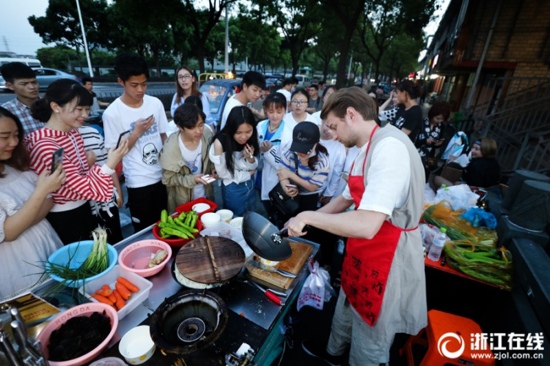 俄小伙到中国成"背锅侠" 摆夜宵摊卖鱼香肉(图)