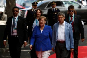 G7峰会"夫人团"亮相 默克尔携丈夫霸气出席(图)