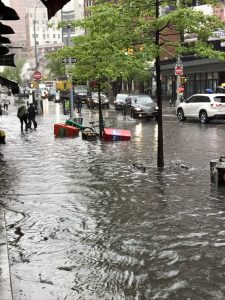 纽约突降暴雨 积水达2寸 多路地铁停运(图)