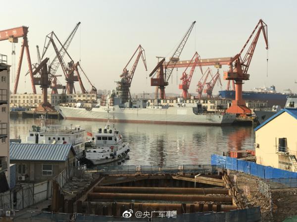 大连船厂052D建造近况曝光:已下水正进行舾装(图)