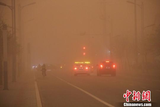 中国北方遇今年首场强沙尘暴:天空像被吞没(图)