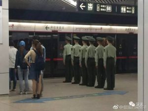 武警地铁站列队是摆拍？回应:站姿已经很随意(图)