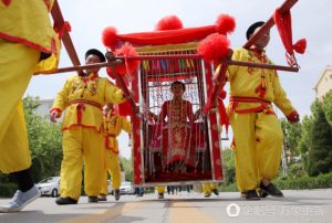 波兰绅士骑马以“八抬大轿”迎娶山西姑娘(组图)