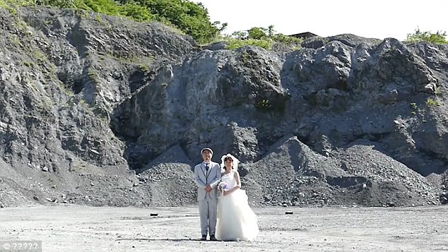 大爆炸做背景 日本夫妇的婚纱照还能这样拍(组图)