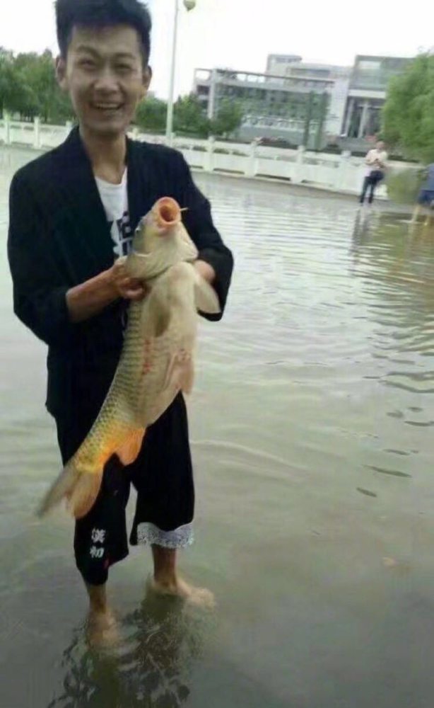 南京全城暴雨 市民街上摸鱼又摸虾(高清组图)