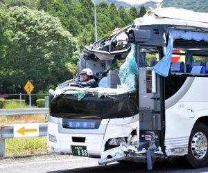 祸从天降！行驶中突遇“天降飞车” 车顶被削(视)