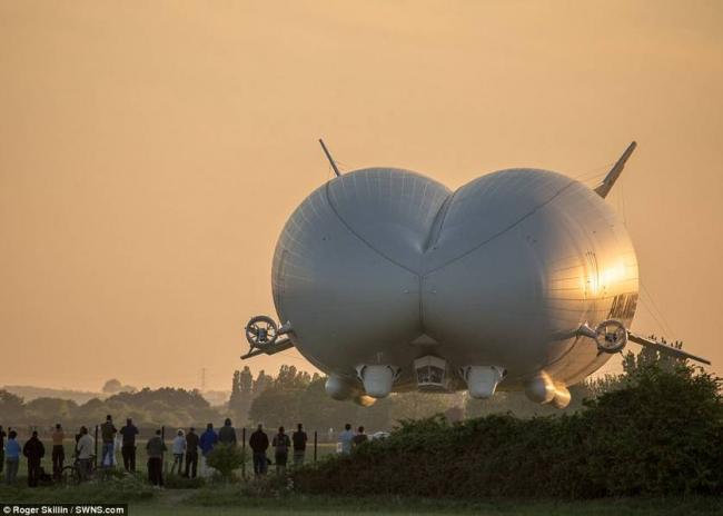 快来看：全球最大“飞天屁股”试飞成功(组图)