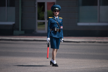 金正恩选单身处女当交警 亿元内衣送女团(图)