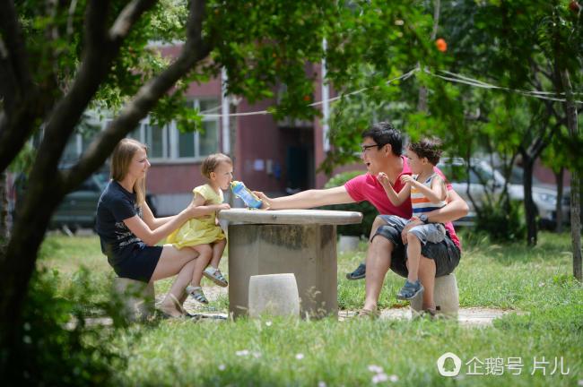 小伙娶国外美女模特 被赞“人生巅峰”(图)