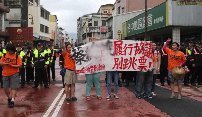 蔡英文深入“民间”宣传前瞻 200名警察随身护卫