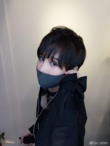 赵本山女儿晒新发型 网友:发型很牛 衣服很溜(图)