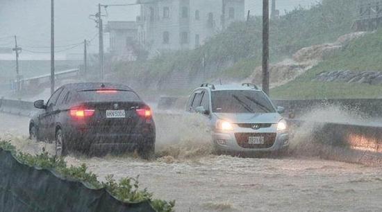 台湾暴雨成灾 第一核能发电厂2号机电塔倒塌 (图)