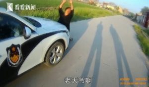 “女村霸”撒泼当众脱裤小便 尿不出还怪警察(图)