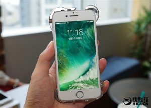 这壳1.2万元一个！瑞士表商推iPhone奢华手机壳