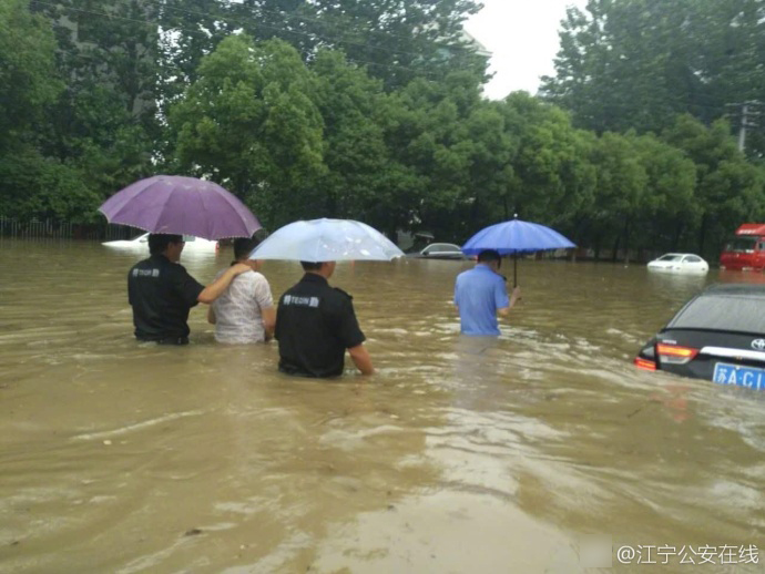 南京大暴雨 !小偷站在齐腰积水里辨认现场(组图)