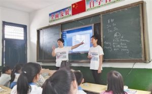 6个美国华裔家庭支教中国山区小学 让娃别忘了根