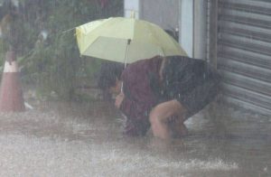 最强暴雨袭击台湾 如海水倒灌淹岛 一片汪洋(图)